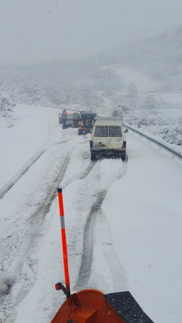 Seis equipos de la DPT trabajan en la retirada de nieve y hielo en varias rutas de la provincia de Teruel.