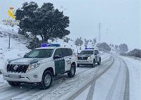Guardia Civil auxilia a seis personas atrapadas por la nieve en Navalacruz (Ávila)