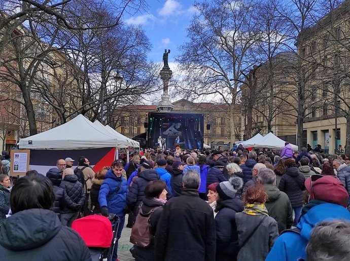 La plataforma 'Yala, Nafarroa con Palestina' organiza en el Paseo de Sarasate de Pamplona una jornada con conciertos para recaudar fondos en apoyo de Palestina.