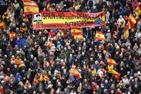 Miles de personas protestan en Cibeles respaldadas por PP y Vox para exigir la dimisión de Pedro Sánchez