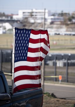 Archivo - February 3, 2024, Eagle Pass, Texas, U.S: The makeshift flag stand in the back of a pickup truck with Rio Grande River and Piedras Negras Mexico in the background.