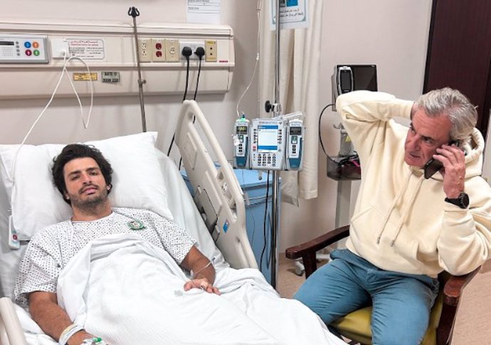El piloto español Carlos Sainz junto a su padre tras ser operado de apendicitis en Yeda