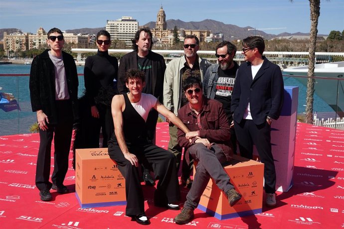 Foto de familia de del equipo de la película  sobre los Planetas que ha ganado la Biznaga de Oro del Festival de Málaga en su 27 edición.
