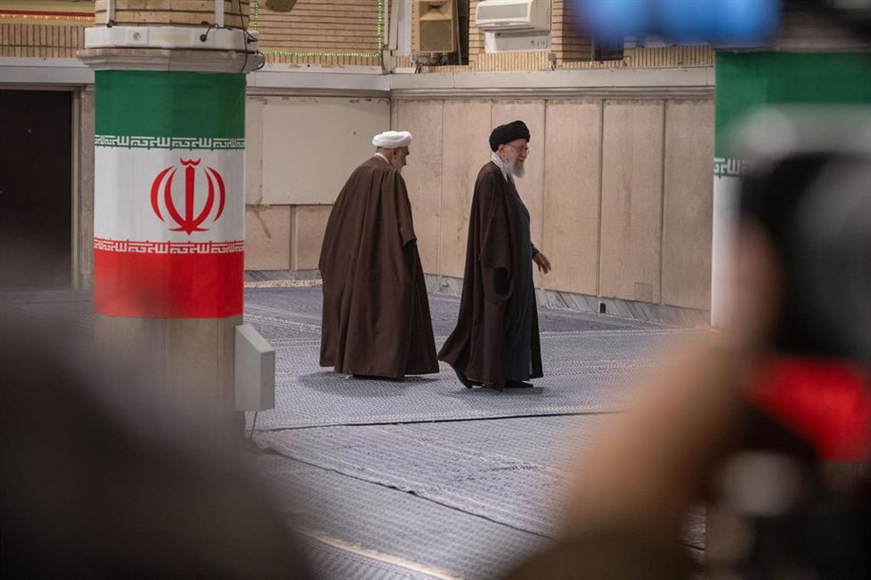 El líder supremo de Irán, Alí Jamenei, con turbante oscuro 
