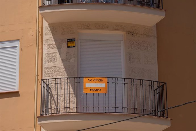 Archivo - Cartel de 'Se Vende' en un balcón de una vivienda.