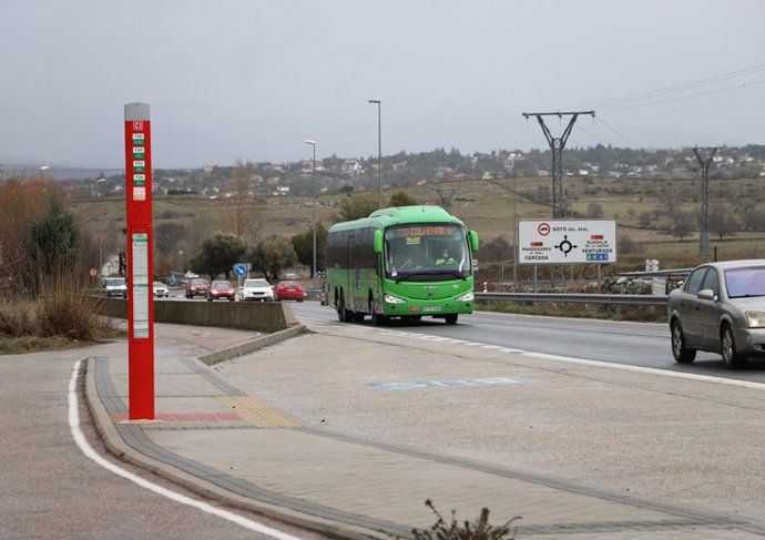 Archivo - Para de autobús de las líneas interubanas 720 y 724 que unen Manzanares El Real junto a Soto del Real