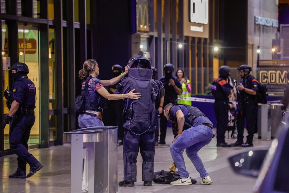 Archivo - Efectivos de los TEDAX realizan maniobras durante el simulacro de atentado terrorista en la estación de Sants, a 27 de octubre de 2023, en Barcelona, Cataluña, (España). 