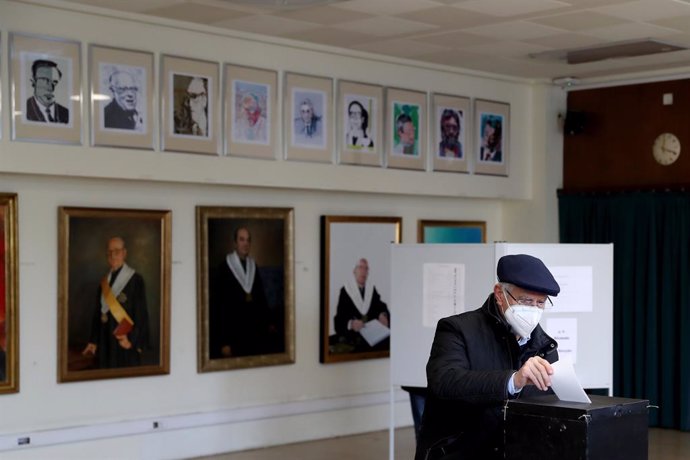 Archivo - Una persona votando en las elecciones de Portugal de 2022.