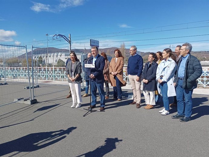 El portavoz del PNV en el Congreso, Aitor Esteban, junto a candidatos y representantes jeltzales en Irun