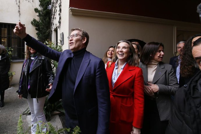 El presidente del PP, Alberto Núñez Feijóo, (i) junto a la secretaria general del PP, Cuca Gamarra, (d) durante un acto del PP con motivo del 8M el Hotel Hospes Palacio del Bailío, en Córdoba. (Foto de archivo).