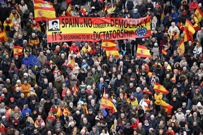 Decenas de personas durante una concentración donde piden la dimisión de Pedro Sánchez, en la Plaza de Cibeles, a 9 de marzo de 2024, en Madrid (España). La concentración ha sido convocada por diversas asociaciones bajo el lema Sobran los motivos: Sánc