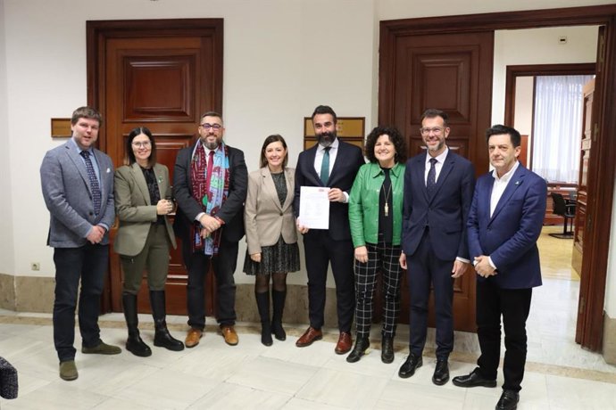 El diputado en el Congreso por el PSOE de Córdoba Alberto Mayoral registra junto con otros compañeros una PNL para mejorar el acceso a la cultura de estos menores.