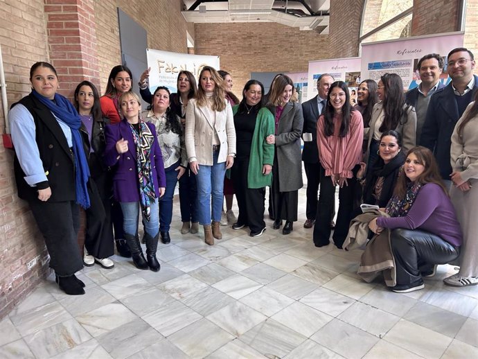 Inauguración de la exposición 'Mujeres gitanas de ayer, mujeres gitanas de hoy' en el Hogar Virgen de los Reyes de Sevilla.