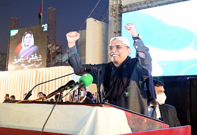 Archivo - December 27, 2023, Pakistan: GARHI KHUDA BUX, PAKISTAN, DEC 27: Peoples Party (PPP) Co-Chairman, Asif Ali .Zardari addresses during public gathering meeting on the occasion of Benazir Bhutto 16th Death .Anniversary held at Bhutto Mausoleum in Ga