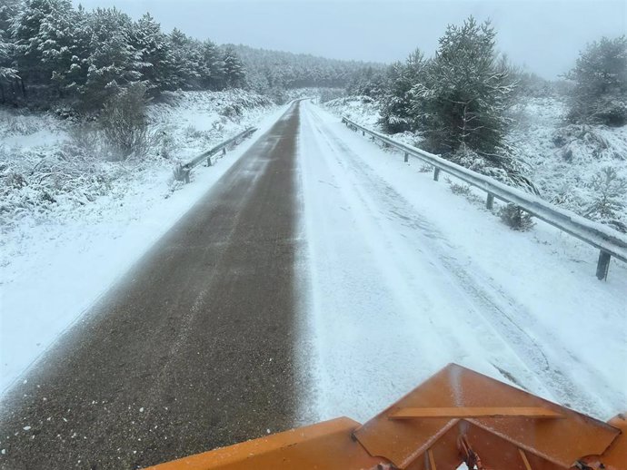 Un total de cinco máquinas quitanieves trabajan en la red provincia de carreteras de Zamora por las nevadas