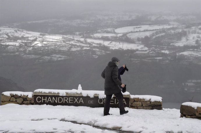 Una persona camina por la nieve, a 24 de febrero de 2024, en Chandrexa de Queixa, Ourense, Galicia (España). 