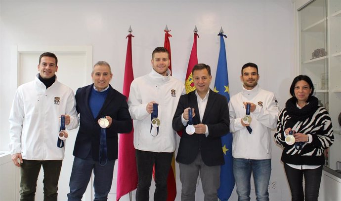 Recepción de los integrantes del Club de Natación de Albacete en el Ayuntamiento.