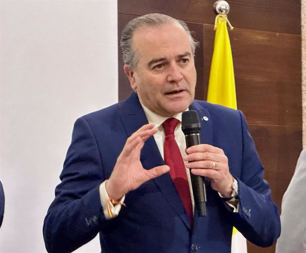 El alcalde de Talavera de la Reina durante su recepción en el Ayuntamiento de Plasencia.