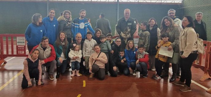 Foto de familia de los participantes en el encuentro con aves del Centro de Irrecuperables de Los Villares.