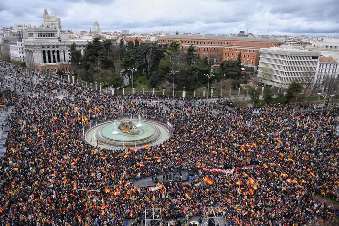 Cientos de personas durante una concentración donde piden la dimisión de Pedro Sánchez, en la Plaza de Cibeles, a 9 de marzo de 2024, en Madrid (España). La concentración ha sido convocada por diversas asociaciones bajo el lema Sobran los motivos: Sánc