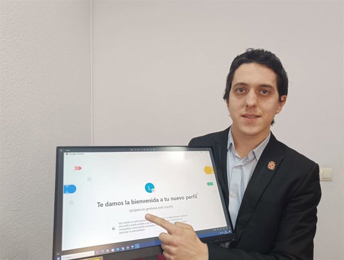El concejal de Empleo, Juventud, Innovación y Ciudad Inteligente del Ayuntamiento de Jaén con el sistema de trabajo Google Workspace