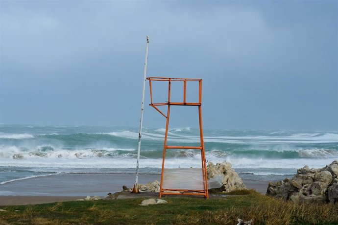 Archivo - Olas rompiendo en Santander