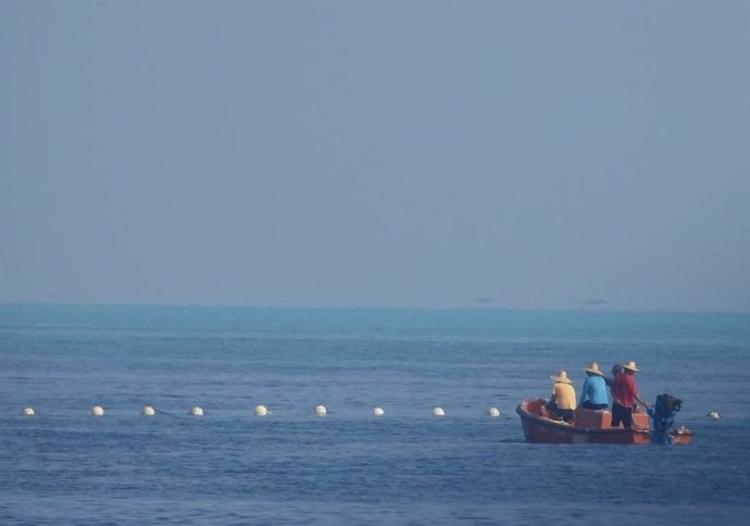 Archivo - Varios pescadores cerca del bajo de Masinloc, en el mar de China Meridional