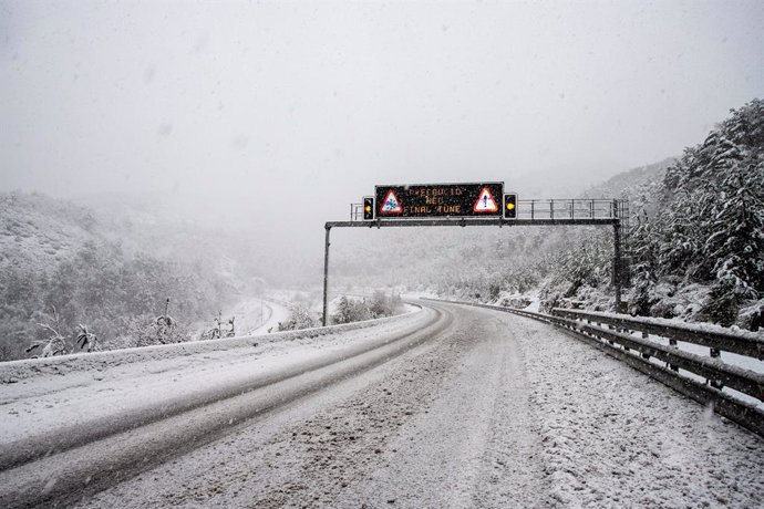 Archivo - La neu cobreix la carretera