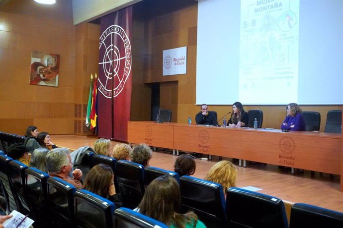 La Universidad de Huelva destaca el éxito de las jornadas 'Mujer y Montaña'.