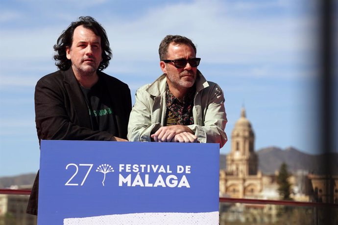 Los directores de la película  sobre los Planetas,  Isaki Lacuesta (i) y Pol Rodríguez (d) durante la presentación de la misma en el veintisiete edición del Festival de Málaga, a   a 5 de marzo de 2024, en Málaga, Andalucía (España). Pase gráfico con el e