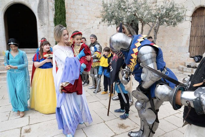 Aitana, una "pequeña guerrera" que lucha contra el cáncer, se convierte en princesa del Castillo de Peñíscola