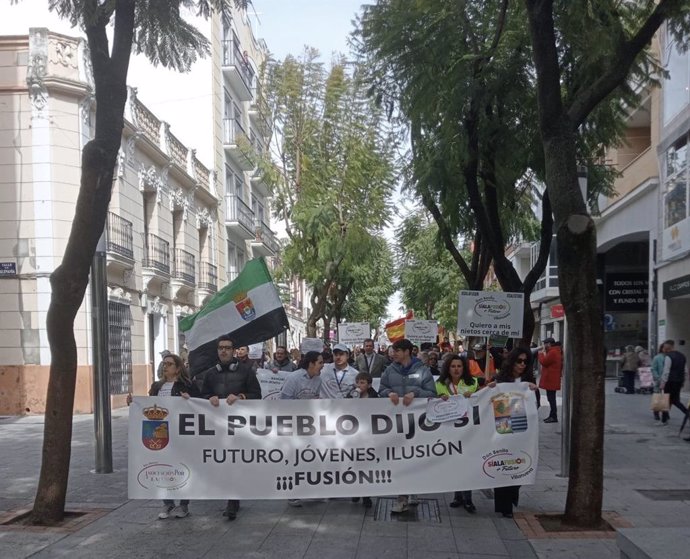 Manifestantes marchan en favor de la fusión de Don Benito-Villanueva de la Serena este sábado, 9 de marzo