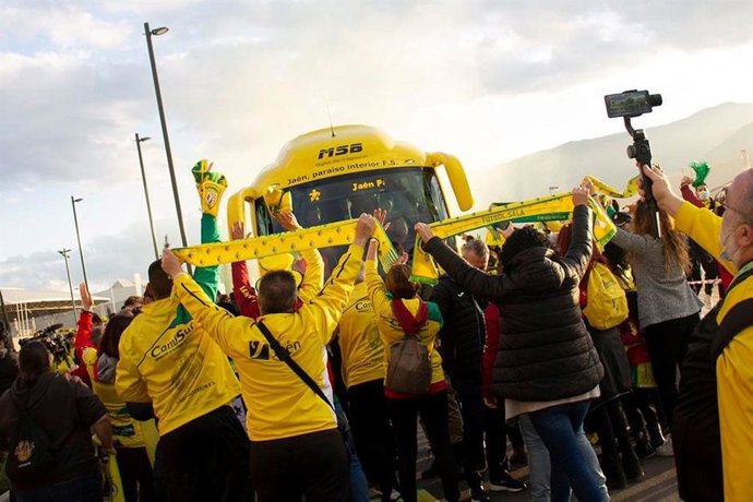 Seguidores del Jaén Paraíso Interior animando al equipo de fútbol sala en uno de sus autobuses.