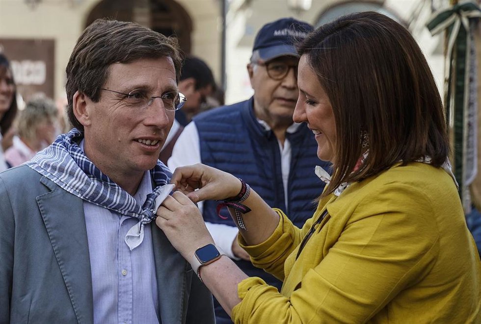 Archivo - El alcalde de Madrid, José Luis Martínez-Almeida, y la alcaldesa de Valncia, María José Catalá, en Valncia durante las Fallas, en una imagen de archivo