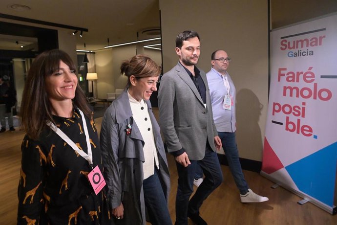La candidata de Sumar a la Presidencia de la Xunta, Marta Lois (2i), a su llegada para el seguimiento de la jornada electoral de los comicios autonómicos de Galicia, en el Hotel Peregrino, a 18 de febrero de 2024, en Santiago de Compostela, A Coruña, Ga