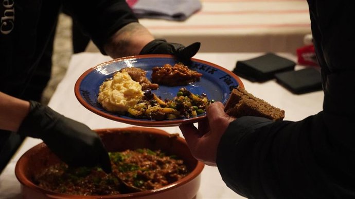 Cinco cocineros celebran un acontecimiento gastronómico con el 'variat' y el barro como protagonistas en la Fira del Fang