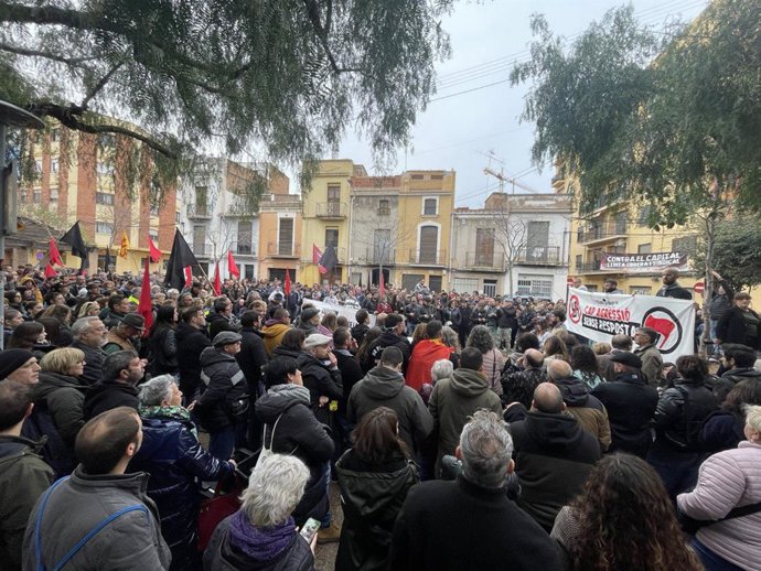 Una concentración contra el "fascismo" y la "intolerancia" censura la agresión a un casal antifascista de Castelló