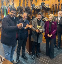 David DeMaría recoge la distinción de Embajador de la Real Escuela Andaluza de Arte Ecuestre.