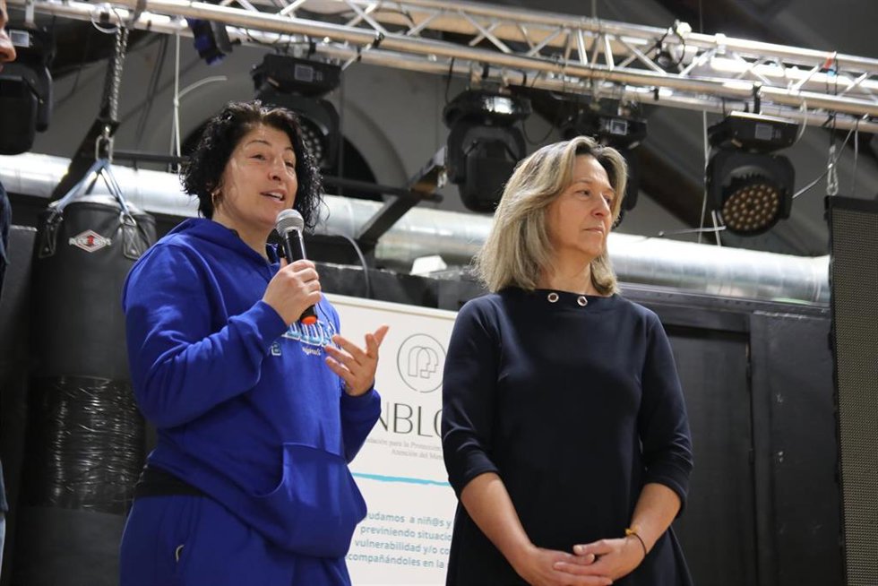 La campeona Mundial de boxeo, Miriam Gutiérrez, junto a la alcaldesa de Guadalajara, Ana Guarinos.