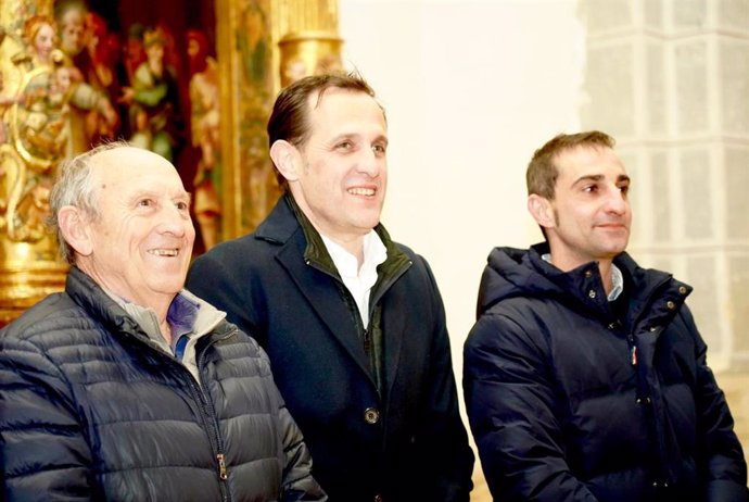 El presidente de la Diputación de Valladolid, Conrado Íscar, recibe las obras de restauración del retablo de San Esteban de la iglesia de Moral de la Reina