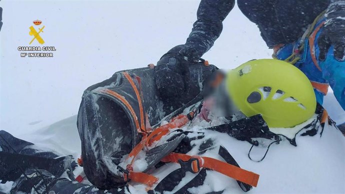 El GREIM de la Guardia Civil ha rescatado a dos montañeros tras ser sorprendidos por un alud en la cara norte del monte San Lorenzo (La Rioja)