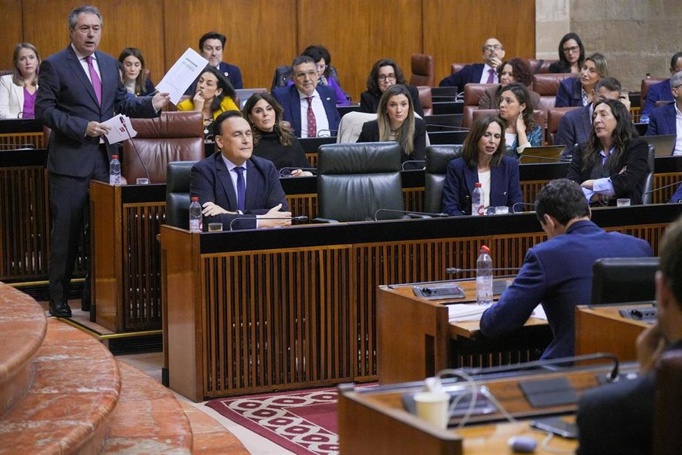 El secretario general del PSOE A, Juan Espadas, se dirige al presidente de la Junta, Juanma Moreno, en el Pleno del Parlamento andaluz. (Foto de archivo).