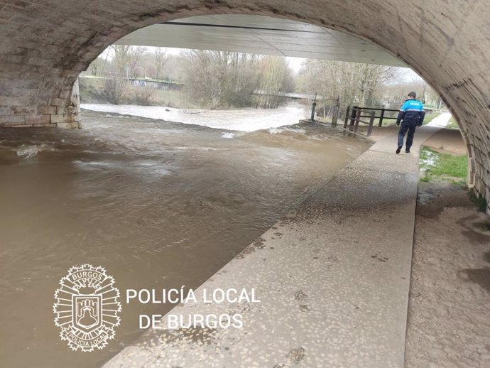 Por riesgo de desbordamiento del río Arlanzón a la altura del Puente de Capiscol, se ha cortado el acceso peatonal por la zona afectada