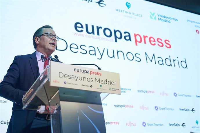 El secretario general del PP de Madrid, Alfonso Serrano, presenta a la consejera de Familia, Juventud y Asuntos Sociales de la Comunidad de Madrid, que protagoniza un desayuno Madrid de Europa Press, en el Auditorio Meeting Place, a 27 de febrero de 2