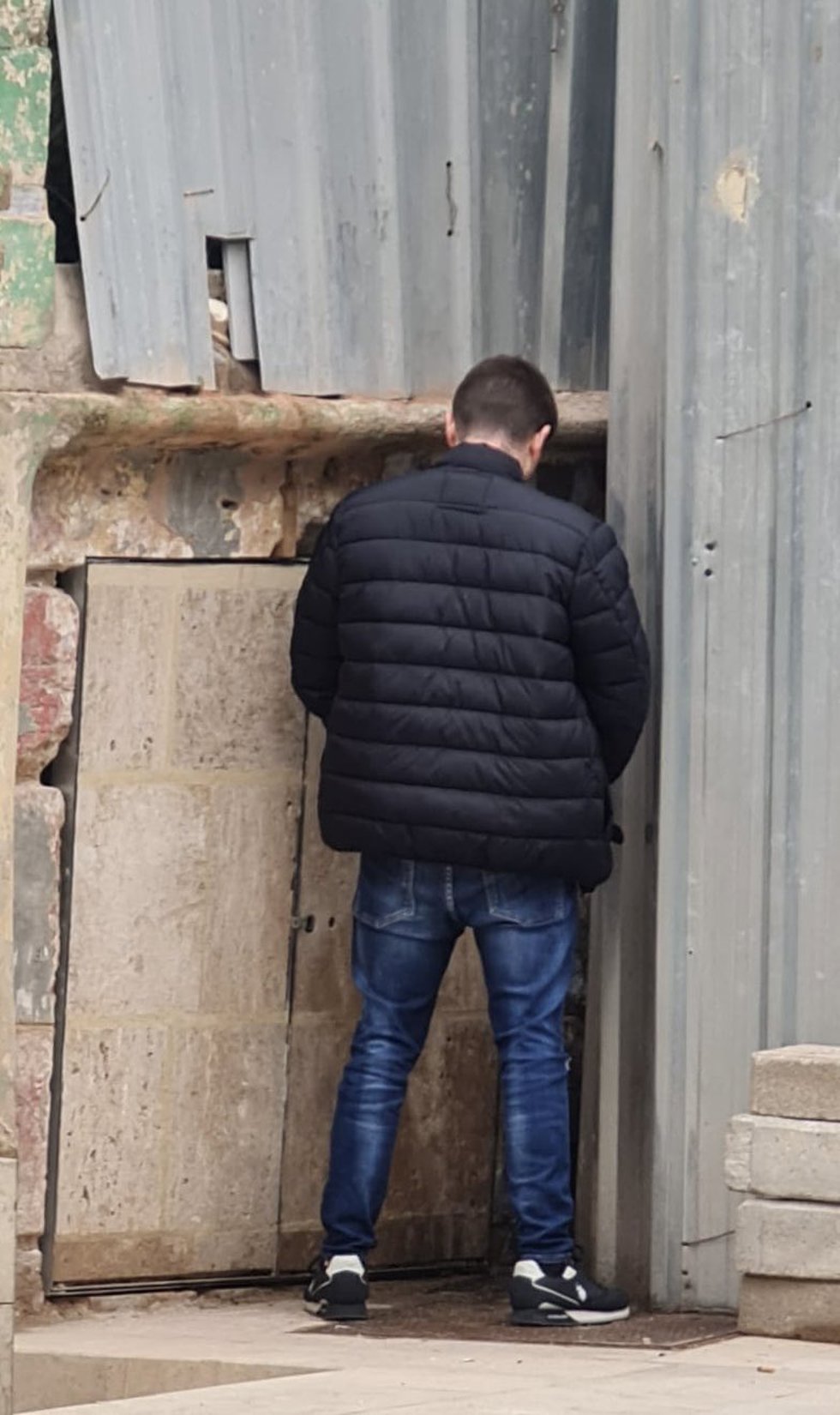 Comercios Centro denuncia orines en la fachada de los Santos Juanes de Valncia