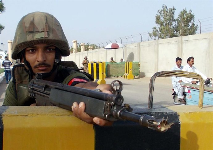 Archivo - KARACHI, June 17, 2014  A Pakistani Army soldier stands guard as the soldiers leave Malir Cantt for deployment in importment government buildings in southern Pakistani port city of Karachi on June 16, 2014, following an operation launched agains