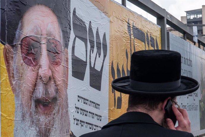 Archivo - Cartel electoral del partido Shas con el rostro del rabino Ovadia Yosef