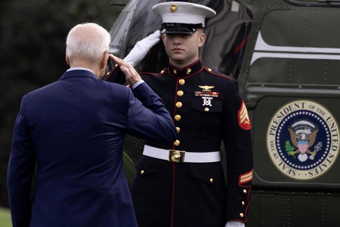 Archivo - El presidente de Estados Unidos saludando a un marine