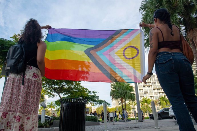 Archivo - June 1, 2023, Miami, Florida, USA: June 6, 2023, Miami, FL: Two pro-trans rights activists wave an Intersex Inclusive pride flag at religious, anti-LGBTQ activists protesting across the street from a Target department store selling LGBTQ merchan