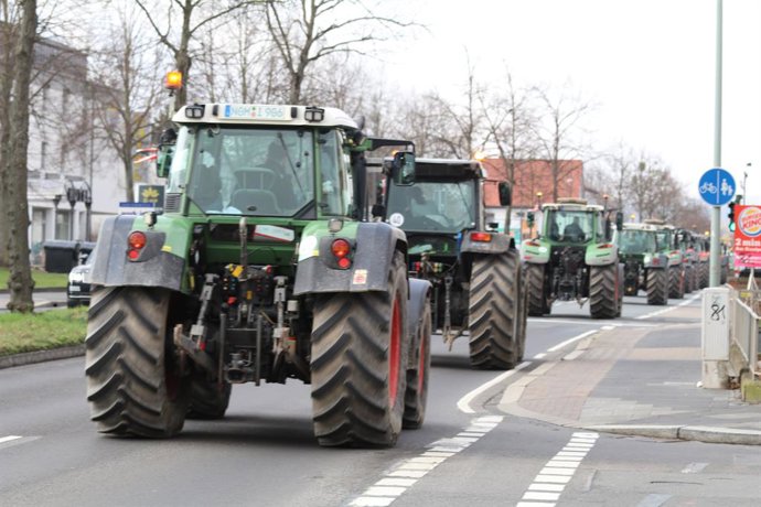 February 17, 2024, GATtingen, Lower Saxony, Germany: Farmers in Germany are protesting the agricultural policy of the federal government again with tractors. Since Saturday morning, farmers have demonstrated on the road by blowing the tractor's horn.